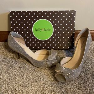 Kelly & Katie gold glitter heels